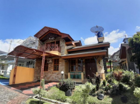 Villa puncak bogor di kota bunga 2 BR ada karoke